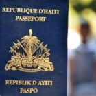Pessoa segura passaporte haitiano