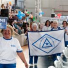Grupos de idosos desfilam em abertura de evento