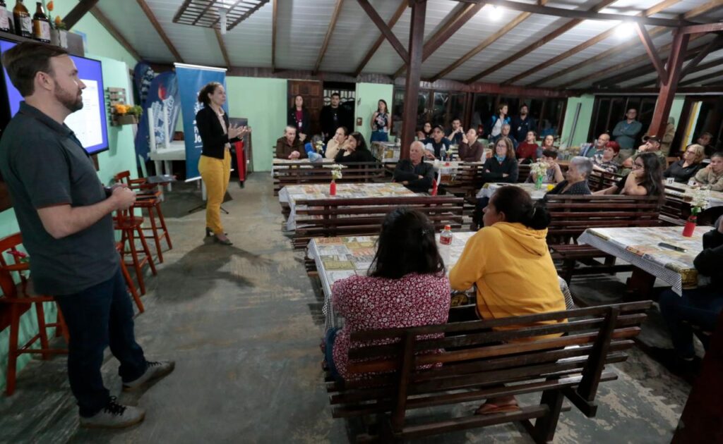 Moradores da Vigorelli recebem informações sobre processo de Regularização Fundiária
