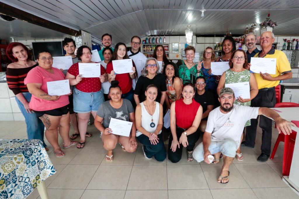 Moradores da Vigorelli recebem certificado de curso de aperfeiçoamento em bares e restaurantes