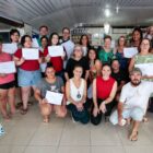 Alunos com certificados em mãos posam para foto