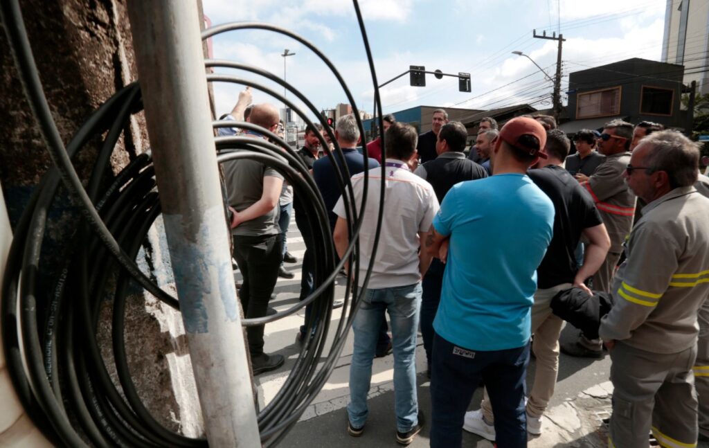 Encontro entre Prefeitura, Celesc e empresas de Telecom define próximos passos para retirada de cabos sem uso de postes