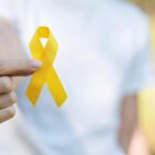 Mão segura símbolo do Setembro Amarelo