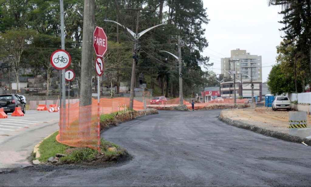 Trecho duplicado da rua Ottokar Doerffel começa a ser asfaltado