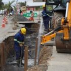 Técnico trabalha em tubulação