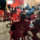 Público sentado assiste à palestra
