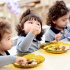Crianças almoçando em escolas municipais de Joinville