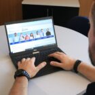 Homem trabalha em notebook em página aberta no concurso da Companhia Águas de Joinville
