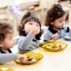 Crianças comendo em CEI de Joinville