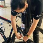 servidora coloca adesivo em bicicletas