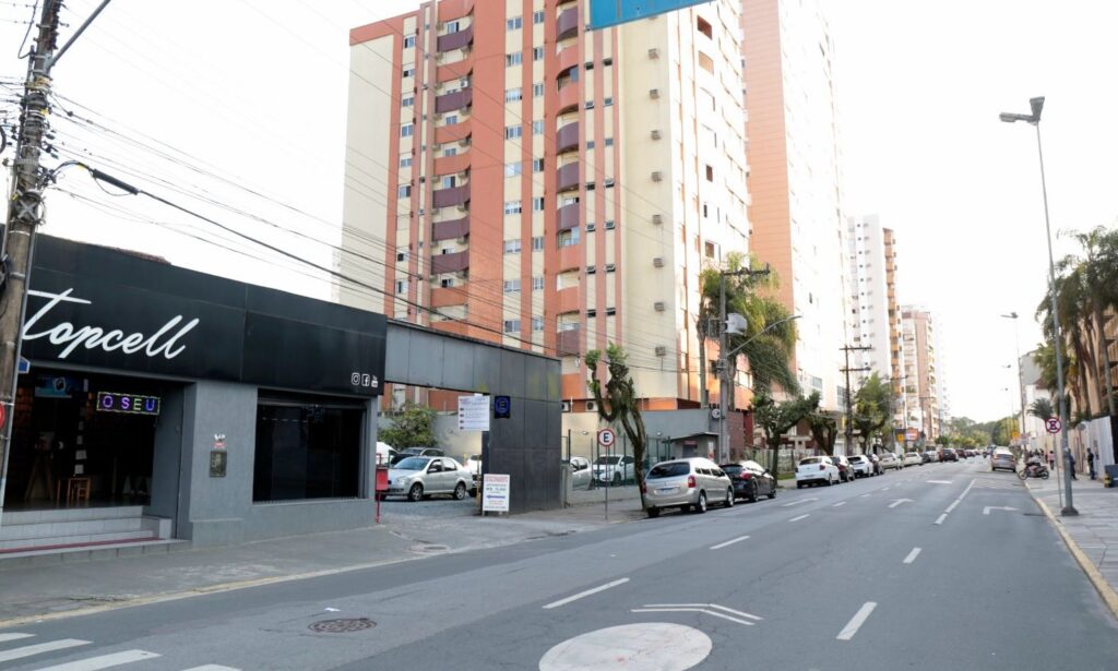 Mutirão remove cerca de 600 quilos de fiação sem uso na rua Senador Felipe Schmidt