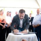 Prefeito assina ordens de serviço