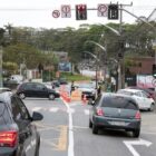 Foto da rua com nova sinalização e carros trafegando