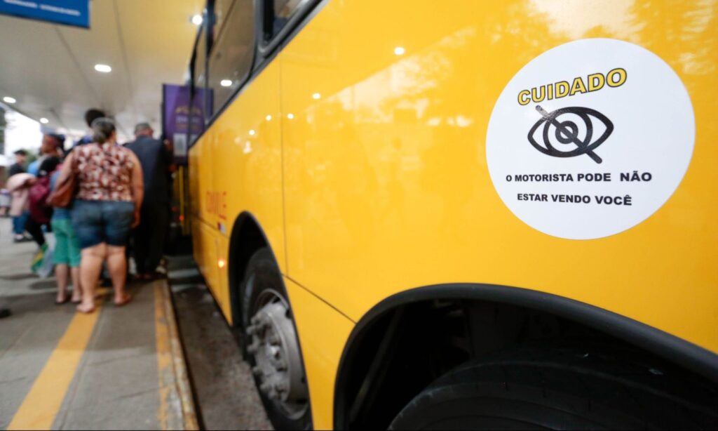 Adesivo sinalizando ponto cego é instalado na frota do transporte coletivo de Joinville