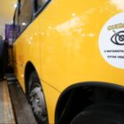 Adesivo avisando do ponto cego colocado em ônibus