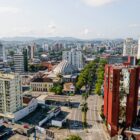 Fotografia aérea da cidade de Joinville, com prédios e outras construções