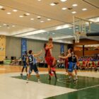 Duas equipes de basquete disputam em quadra