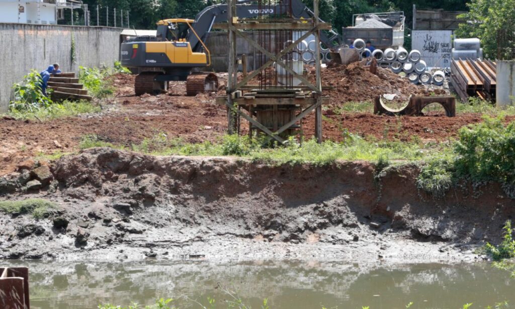 Prefeitura retoma a obra da construção da ponte sobre o Rio Cachoeira