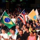 Atletas desfilam com bandeiras