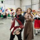 Grupo com roupas típicas alemãs e instrumentos musicais
