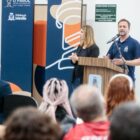 Prefeito Adriano fala para plateia