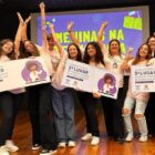 Alunas seguram certificados de premiação