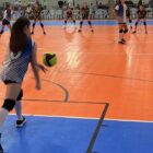 Atletas disputam partida de voleibol