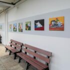 Parede com trabalhos de arte expostos