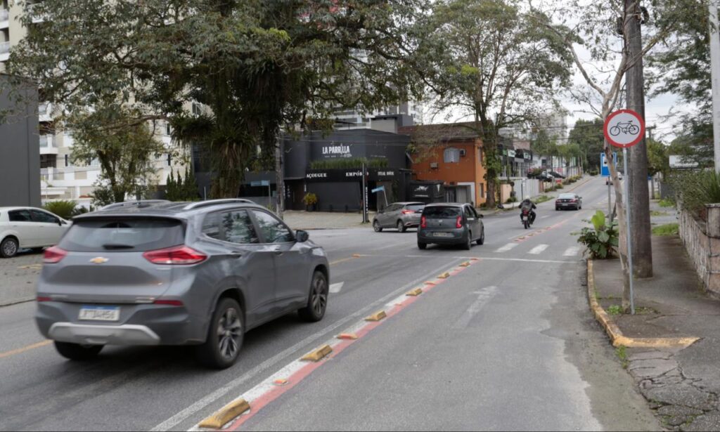 Prefeitura implementará faixa de conversão no entroncamento das ruas Camboriú e Otto Boehm