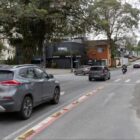 Carros trafegam pela rua Camboriú