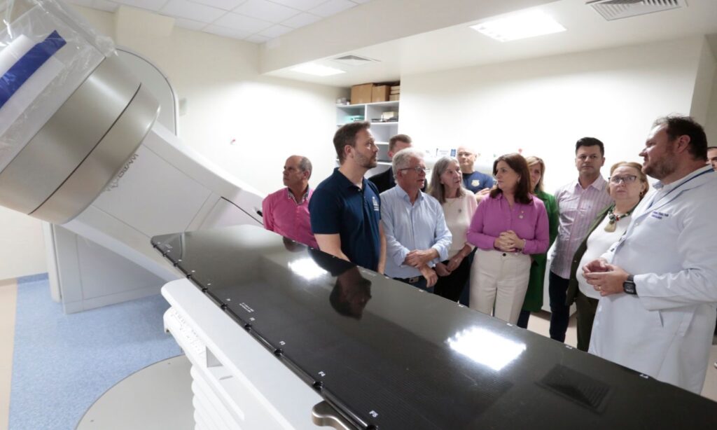 Novo acelerador linear dobra capacidade de atendimento para pacientes que necessitam de radioterapia