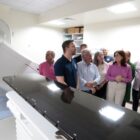 Prefeito e autoridades observam médico explicar novo equipamento