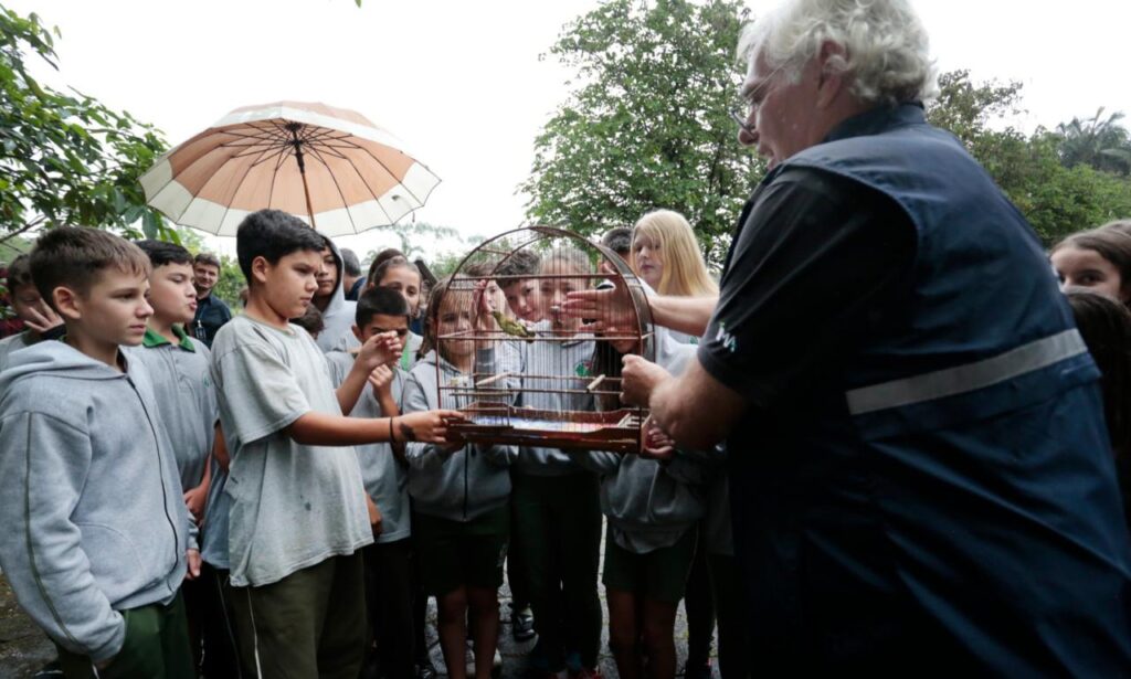 Alunos da Escola Agrícola participam de soltura de aves silvestres