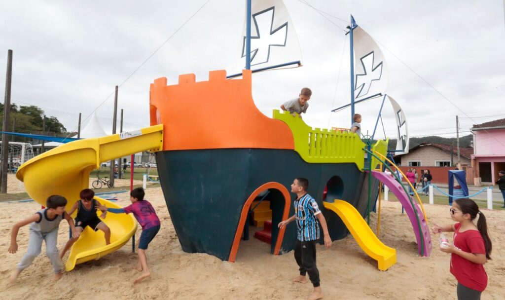 Praça no Parque Guarani ganha brinquedo temático que reproduz a Barca Colon