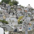 Imagem de um cemitério público com túmulos em morro