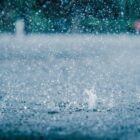 Imagem de pingos de chuva caindo no chão