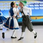 Alunos apresentam coreografia de dança alemã usando trajes típicos