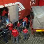 Voluntários carregam caminhão com doações