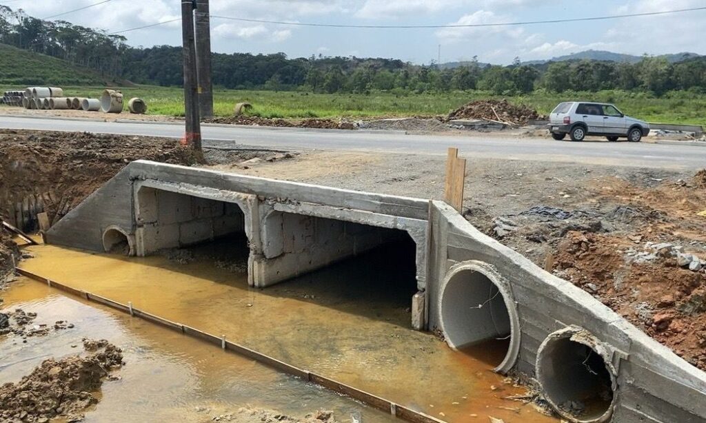 Prefeitura vai instalar galerias com mais de 2 metros de largura na rua Santa Catarina antes da pavimentação