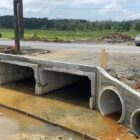 Duas grandes galerias de drenagem sendo implantadas em obra