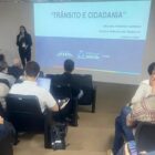 Gerente da escola de trânsito apresenta projeto para plateia sentada