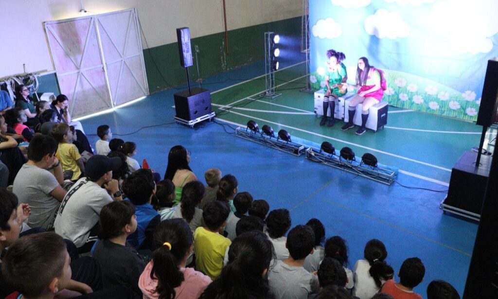 Peças teatrais levam diversão e consciência ambiental para escolas de Joinville
