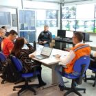 Representantes de várias secretárias da prefeitura reunidos sentados em uma sala em volta de uma mesa