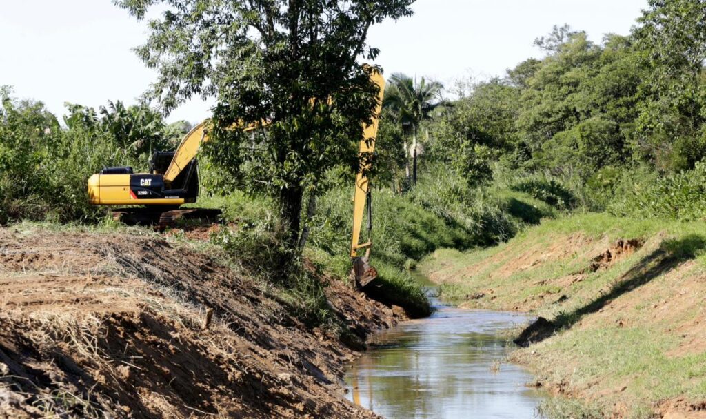 Trabalho de limpeza de rios reduz as chances de alagamentos em Joinville