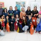 Professores, alunos e organizadores da iniciativa posam para foto
