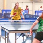 Lhays, atleta de tênis de mesa, em competição com outra atleta