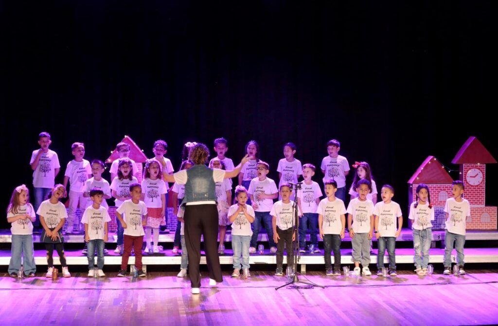 Crianças cantam músicas infantis em evento de corais de CEIs municipais