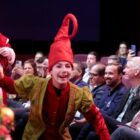 Duende e papai Noel andam entre a plateia