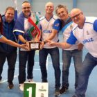 Equipe de Joinville segura troféu e posa pra foto