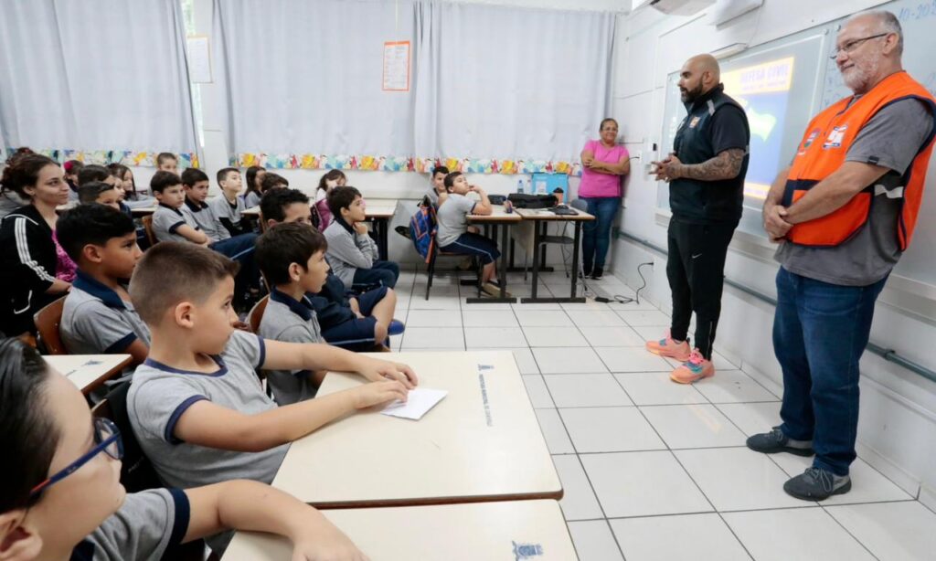 Defesa Civil leva informações do Projeto Piava para alunos de Joinville